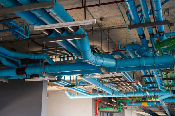 Guide Pratique pour Utiliser les Raccords à Sertir PEX dans les Installations de Plomberie