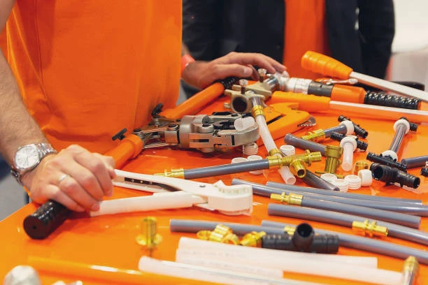 Maîtriser l’art du raccord à sertir PEX : techniques et conseils