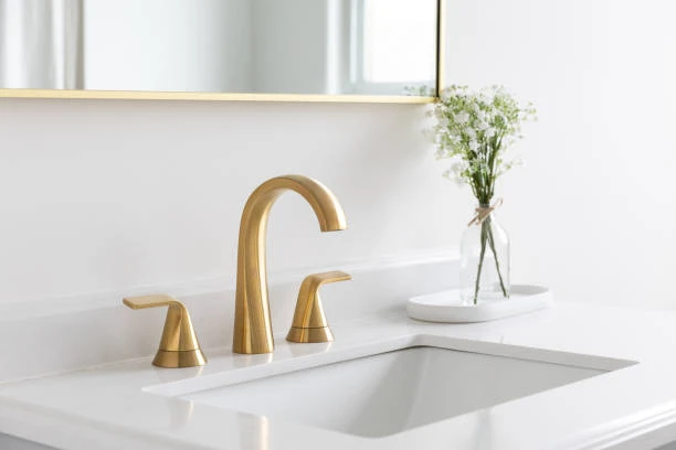 Le robinet en or un choix audacieux pour sublimer votre salle de bain
