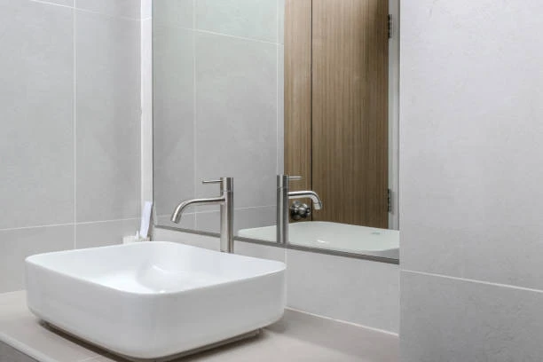 Robinet de salle de bain en or une immersion dans la fabrication