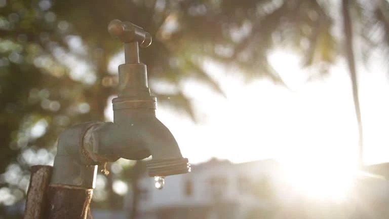 Économie du Robinet : Les Enjeux Invisibles de l&rsquo;Eau Courante dans la Vie Quotidienne